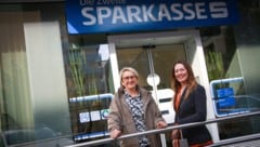 Die 74-jährige Renate Pintzinger (li.) mit Andrea Pfeiffer, Leiterin der Zweiten Sparkasse.