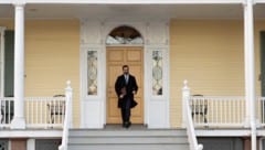 Zohran Mamdani vor seiner neuen Residenz.