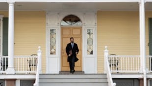 Zohran Mamdani vor seiner neuen Residenz.