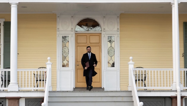 Zohran Mamdani vor seiner neuen Residenz.