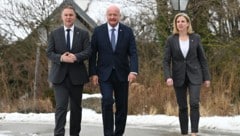 Vizekanzler Andreas Babler, Bundeskanzler Christian Stocker und Außenministerin Beate ...