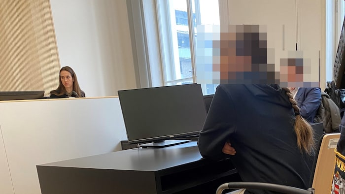 Die Zweitangeklagte bekennt sich teilweise schuldig.