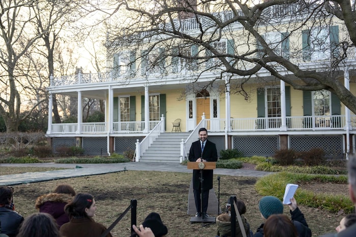Mamdani spricht vor einer Pressekonferenz vor „Gracie Mansion“.