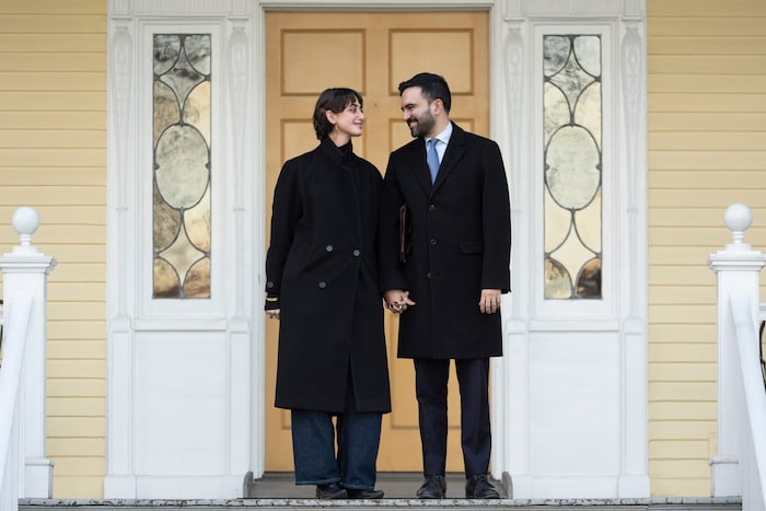 Mamdani und Duwaji vor dem Eingang ihres neuen Zuhauses.