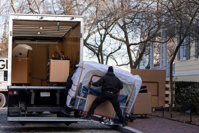 Umzugswägen bringen die Möbel in Mamdanis neues Haus.