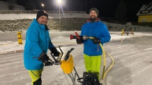 Politiker legen Hand an, damit Eislaufen in der Gemeinde Seeboden überhaupt möglich ist. 