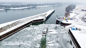Auch der Alberner Hafen ist mittlerweile großflächig zugefroren. Der Eisbrecher „MS Eisvogel“ ...
