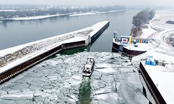 Auch der Alberner Hafen ist mittlerweile großflächig zugefroren. Der Eisbrecher „MS Eisvogel“ ...