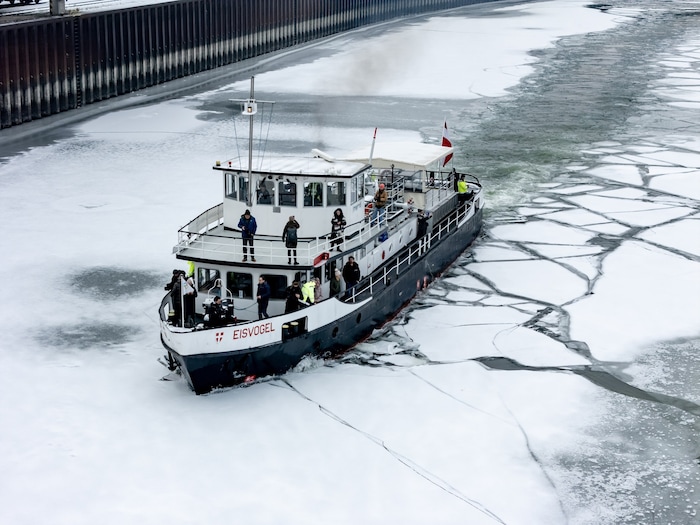 Die „MS Eisvogel“: Mit ihrem Gewicht, ihrer Motorleistung und spezieller Bauweise hält sie die ...