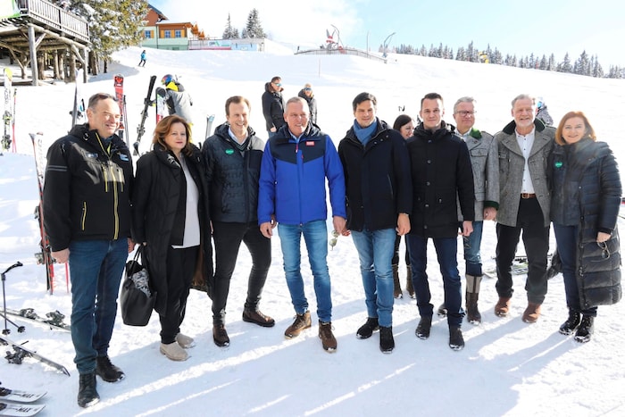 Landeshauptmann Mario Kunasek (Mitte) ist ein großer Sportfan und war im Vorjahr fast mit der ...