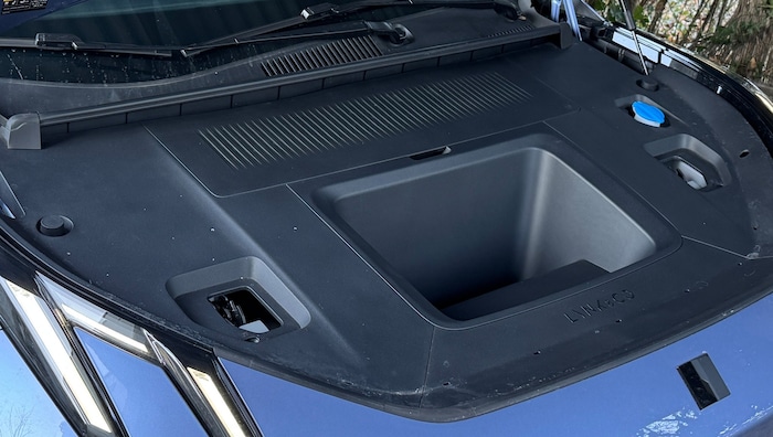 Der 15-Liter-Frunk reicht für das Ladekabel.