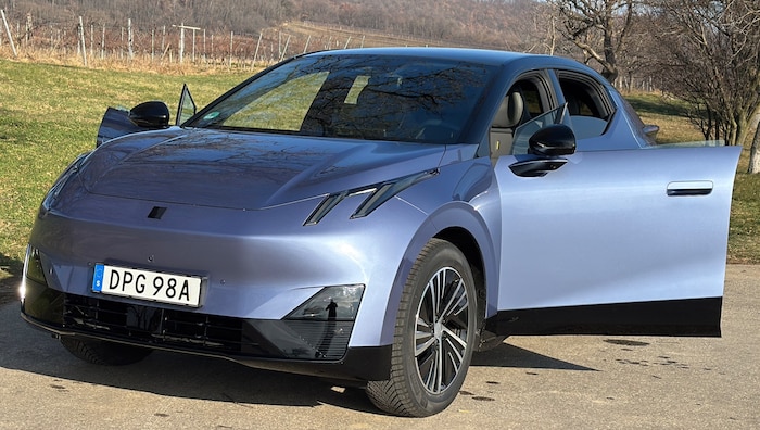 Die Seitenscheiben sind rahmenlos – cool! Leider lassen sich aber auch die vorderen nicht ...