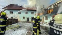 Die Löscharbeiten dauern nach wie vor an.