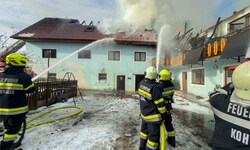 Die Löscharbeiten dauern nach wie vor an.