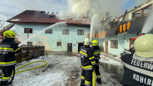 Die Löscharbeiten dauern nach wie vor an.