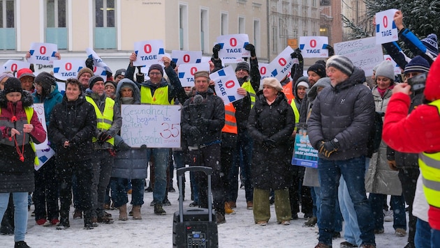 Am Montag demonstrierten rund 200 Ordensspital-Mitarbeiter vor dem Linzer Landhaus.