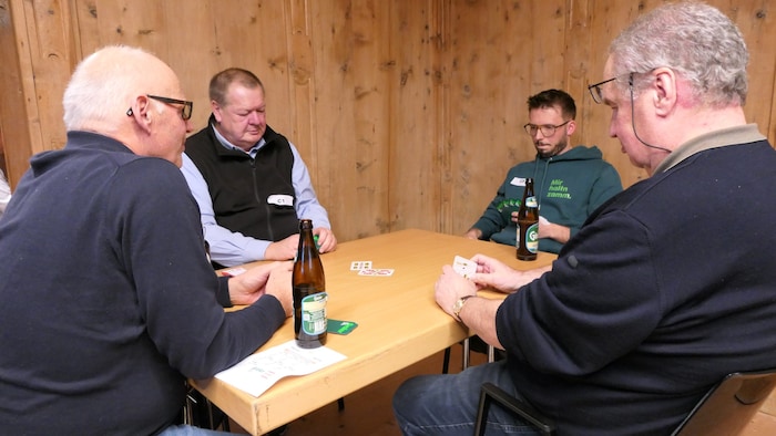 Kritische Blicke und ein Pokerface gehören beim Watten dazu