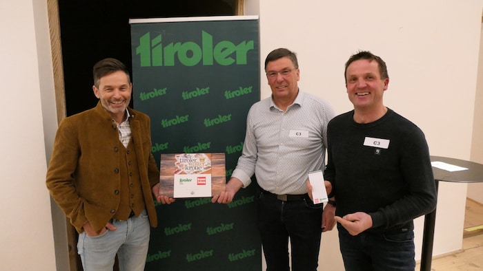 Michael Trojer (Tiroler Versicherung) mit Bürgermeister Johann Waldauf (Mitte) und ...