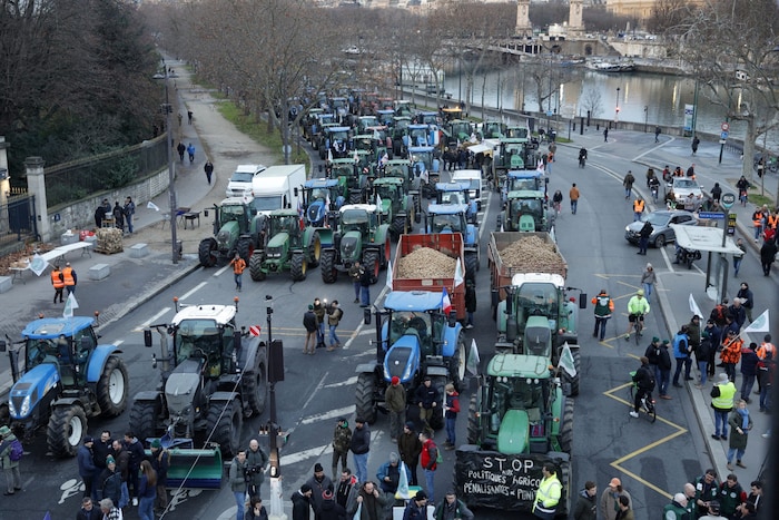 Zahlreiche Bauern protestierten in Frankreich neben der Seine.