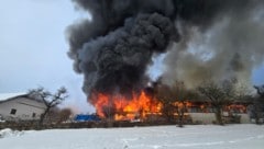 Über dem Anwesen in Lasberg stieg eine dicke, schwarze Rauchsäule auf