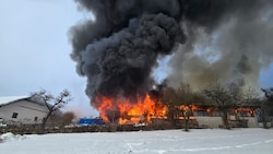 Über dem Anwesen in Lasberg stieg eine dicke, schwarze Rauchsäule auf