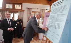 LH Mattle und LHStv. Wohlgemuth unterschrieben eine Ehrenamts-Charta gemeinsam mit ...
