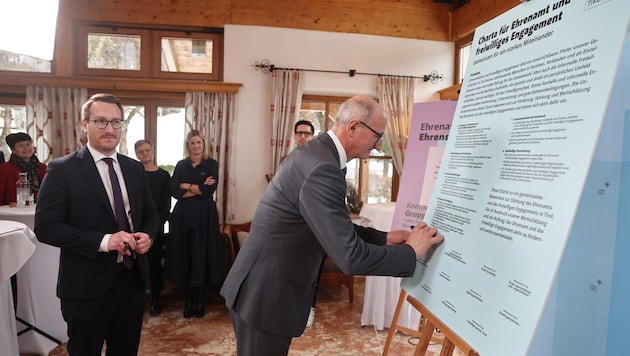 LH Mattle und LHStv. Wohlgemuth unterschrieben eine Ehrenamts-Charta gemeinsam mit ...