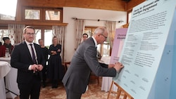 LH Mattle und LHStv. Wohlgemuth unterschrieben eine Ehrenamts-Charta gemeinsam mit ...