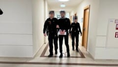 Mit Hand- und Fußfesseln kam der 25-Jährige aus der JA-Josefstadt.