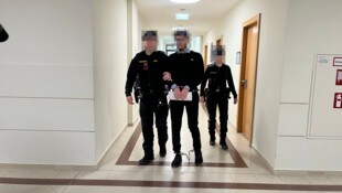 Mit Hand- und Fußfesseln kam der 25-Jährige aus der JA-Josefstadt.