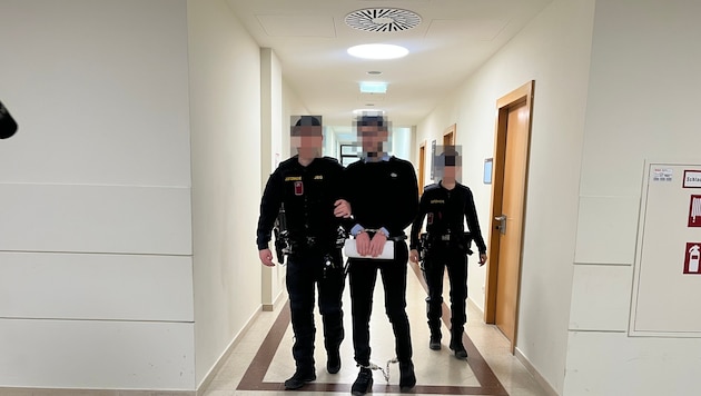Mit Hand- und Fußfesseln kam der 25-Jährige aus der JA-Josefstadt.
