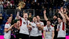 Fülöp Losonci jubelte mit dem Pokal in den Händen. 