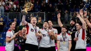 Fülöp Losonci jubelte mit dem Pokal in den Händen. 