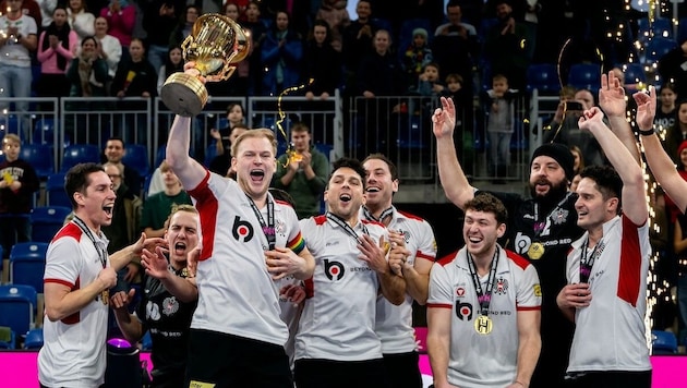 Fülöp Losonci jubelte mit dem Pokal in den Händen.