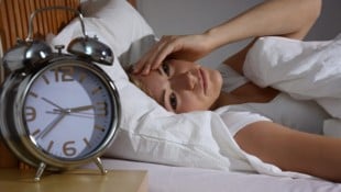 Hinter nächtlichem Aufwachen verbergen sich mitunter auch körperliche Probleme.