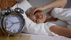 Hinter nächtlichem Aufwachen verbergen sich mitunter auch körperliche Probleme.