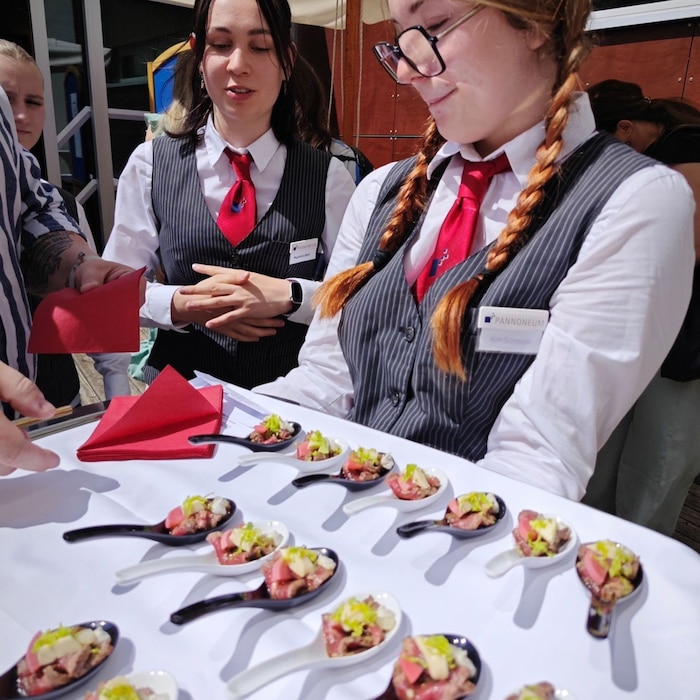 Köstliche Kreationen werden serviert.