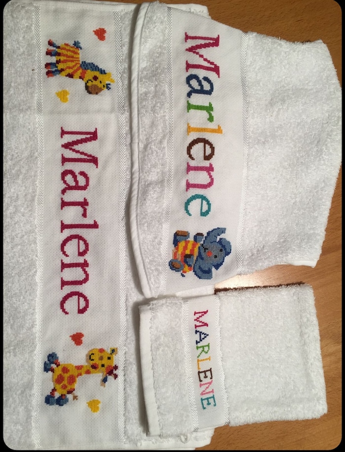 Lätzchen, Waschlappen und Frottiertuch für ein Baby.