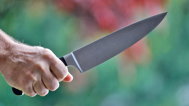 Mit gleich vier verschiedenen Messern wollte der 18-Jährige auf den Betreuer losgehen ...