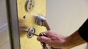 Jetzt sitzt der mutmaßliche Räuber in einer versperrten Gefängniszelle in Puch.