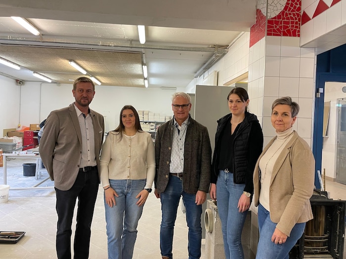 Experten schauen den Lehrlingen genau auf die Finger und geben Tipps.