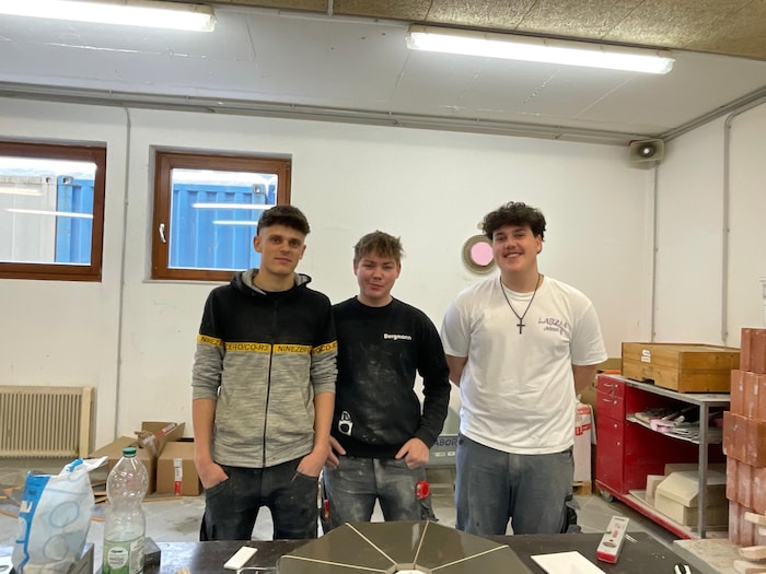 Die drei fleißigen Ofenbau- und Verlegetechnikerlehrlinge.