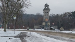 Schüler warteten an dieser Haltestelle beim Kriegerdenkmal nahe dem Truppenübungsplatz in ...