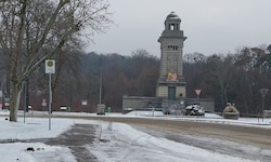 Schüler warteten an dieser Haltestelle beim Kriegerdenkmal nahe dem Truppenübungsplatz in ...