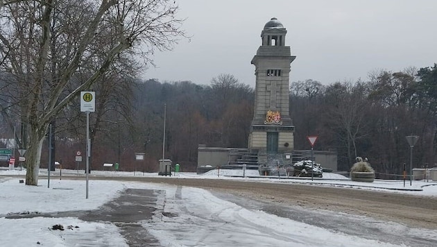 Schüler warteten an dieser Haltestelle beim Kriegerdenkmal nahe dem Truppenübungsplatz in ...