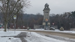 Schüler warteten an dieser Haltestelle beim Kriegerdenkmal nahe dem Truppenübungsplatz in ...