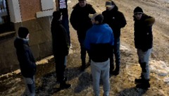 Die Polizei sucht nach diesen Männern.