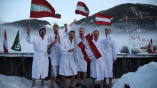 Simon Bossmann und seine Freunde schauten sich das Rennen im Bademantel an.