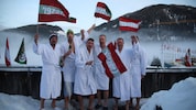 Simon Bossmann und seine Freunde schauten sich das Rennen im Bademantel an.