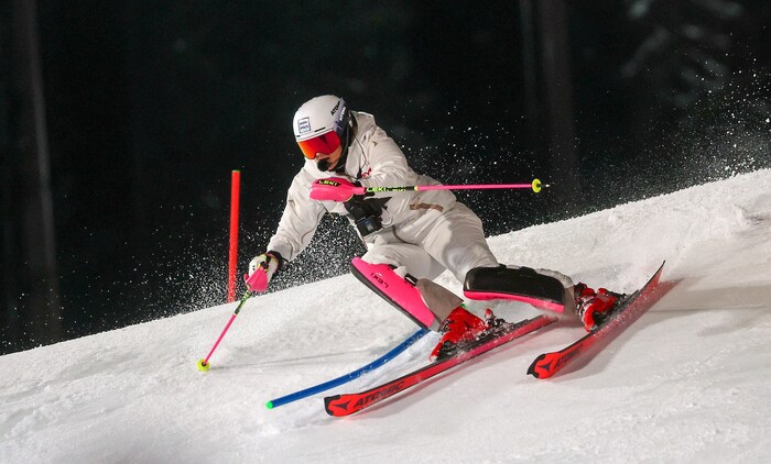 Michaela Kirchgasser bei ihrem Einsatz als Kamerfahrerin beim Nachtslalom in Flachau.